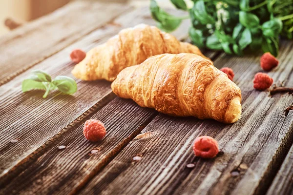 Croissants Decorados Con Frambuesas Menta Una Tabla Madera —  Fotos de Stock