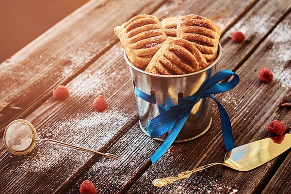 Pâtisserie Feuilletée Avec Confiture Dans Seau Orné Ruban Bleu Sur — Photo