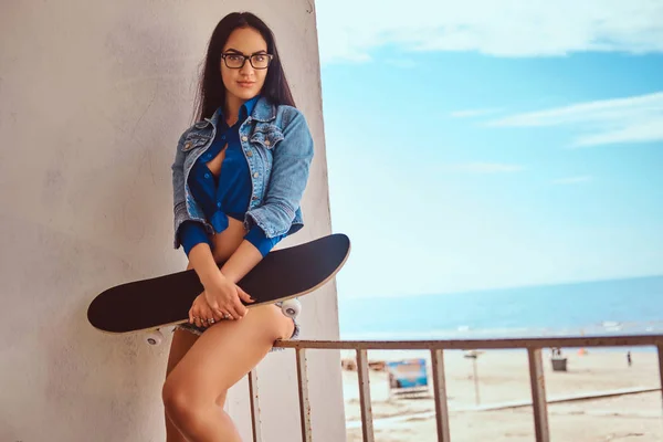 Retrato Uma Menina Morena Sexy Vestindo Shorts Curtos Jaqueta Jeans — Fotografia de Stock