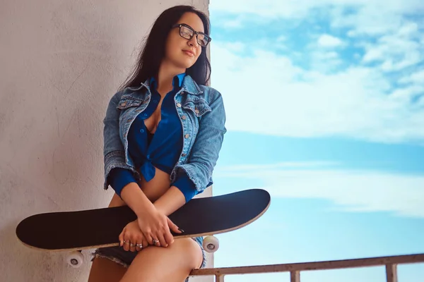 Portrait Sexy Brunette Girl Wearing Short Shorts Jeans Jacket Holds — Stock Photo, Image