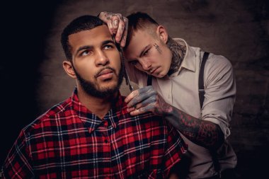 Saçını eski moda bir profesyonel kuaför tarafından Başlarken bir polar gömlekli sakallı Afro-Amerikan hipster adam saç kesimi yapıyor.