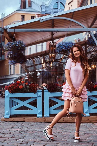 Feliz Mulher Meia Idade Vestida Com Vestido Rosa Sapatos Solas — Fotografia de Stock