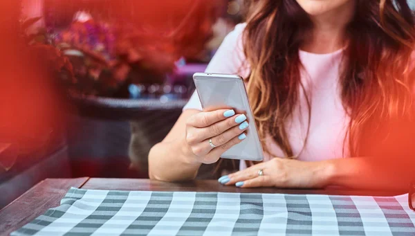 Uzun Kahverengi Saçlı Açık Kafede Otururken Bir Smartphone Kullanarak Bir — Stok fotoğraf