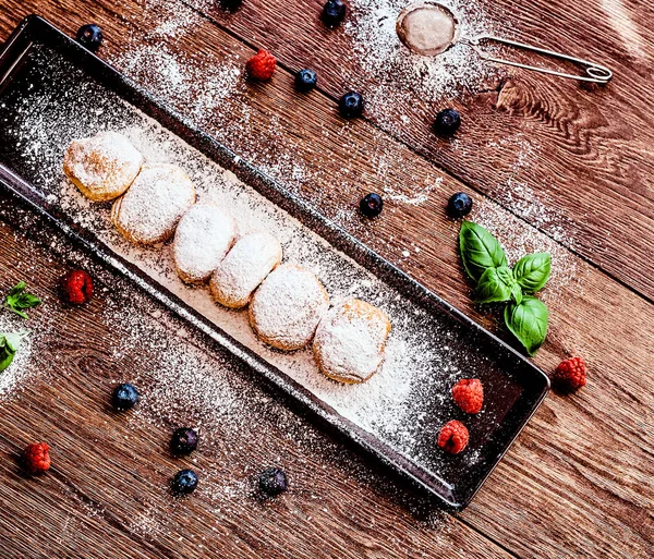 Foto Close Conjunto Rosquinhas Polvilhadas Com Açúcar Prato Longo Preto — Fotografia de Stock