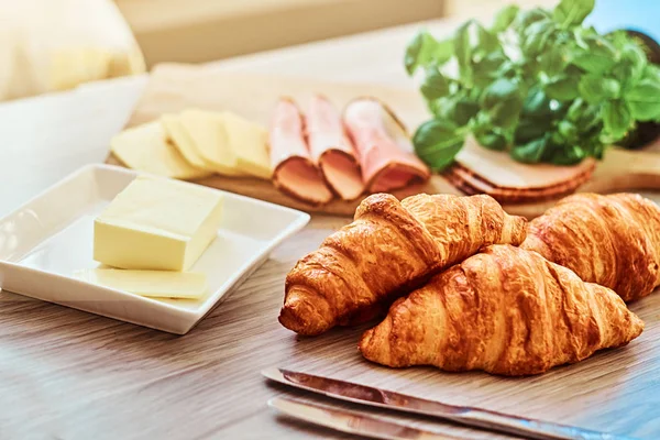 Close Foto Van Een Croissants Met Ham Kaas Boter Houten — Stockfoto