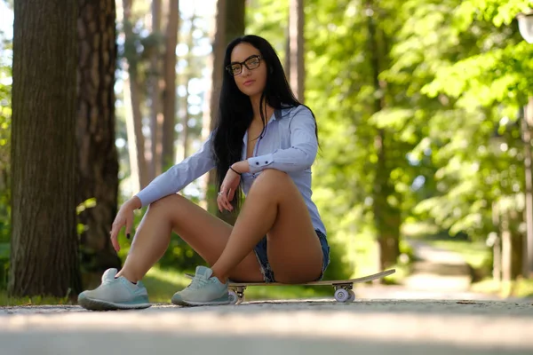 Hinreißende Sinnliche Brünette Brille Hemd Und Shorts Auf Einem Skateboard — Stockfoto