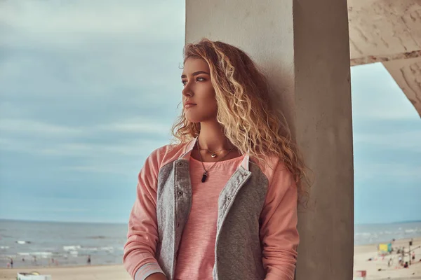 Ritratto Una Giovane Ragazza Sorridente Affascinante Con Capelli Biondi Vestita — Foto Stock