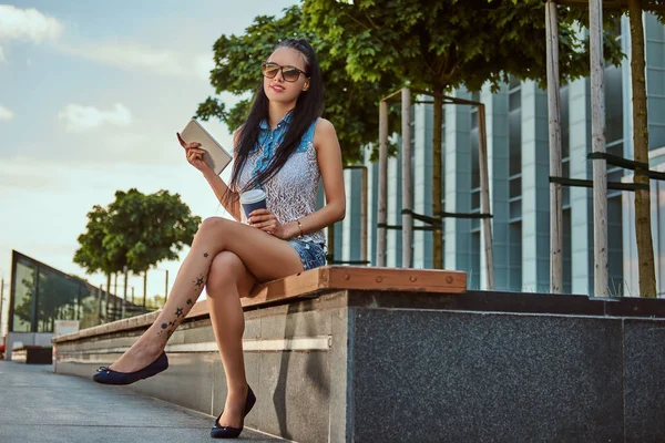 Gelukkig Mooi Brunette Meisje Met Een Tatoeage Haar Been Trendy — Stockfoto