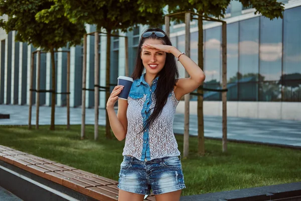 Leende Brunett Flicka Bär Trendiga Kläder Håller Takeaway Kaffe Medan — Stockfoto