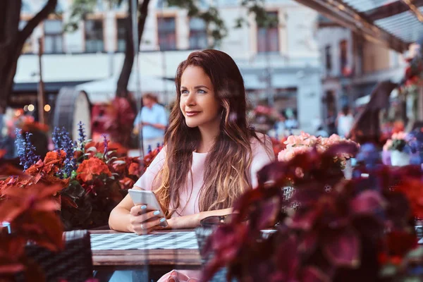 Ritratto Una Donna Affari Mezza Età Con Lunghi Capelli Castani — Foto Stock