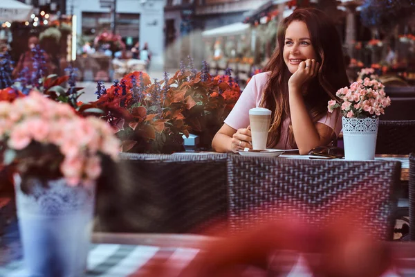 Glad Medelåldern Affärskvinna Med Långt Brunt Hår Iklädd Rosa Klänning — Stockfoto