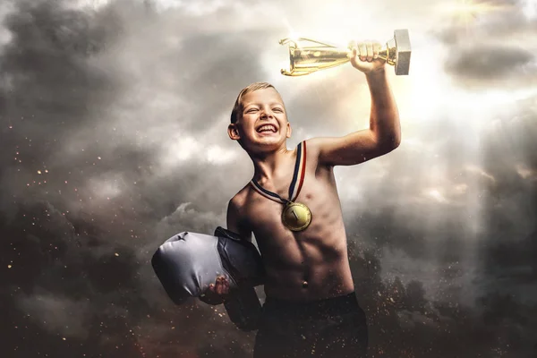 Alegre Niño Sin Camisa Sostiene Guantes Boxeador Copa Del Ganador —  Fotos de Stock