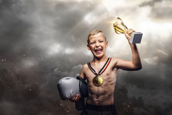 Joyful Shirtless Pojke Håller Boxare Handskar Och Vinnarens Cup Står — Stockfoto