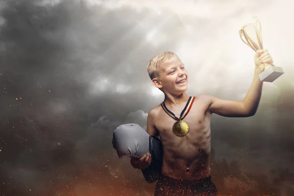 Alegre Niño Sin Camisa Sostiene Guantes Boxeador Copa Del Ganador —  Fotos de Stock