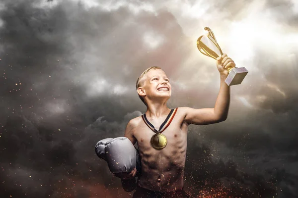 Joyful Shirtless Pojke Håller Boxare Handskar Och Vinnarens Cup Står — Stockfoto