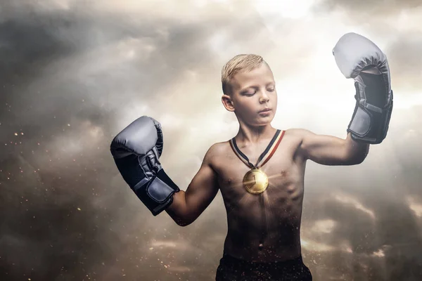 Giovane Ragazzo Campione Senza Maglietta Con Guanti Boxe Posa Sullo — Foto Stock