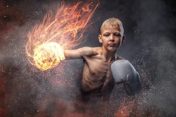 Jovem Boxeador Sem Camisa Com Cabelo Loiro Usando Luvas Boxe — Fotografia de Stock