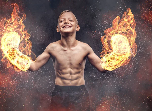 Joven Boxeador Sin Camisa Con Guantes Boxeo Llamas Posando Sobre —  Fotos de Stock