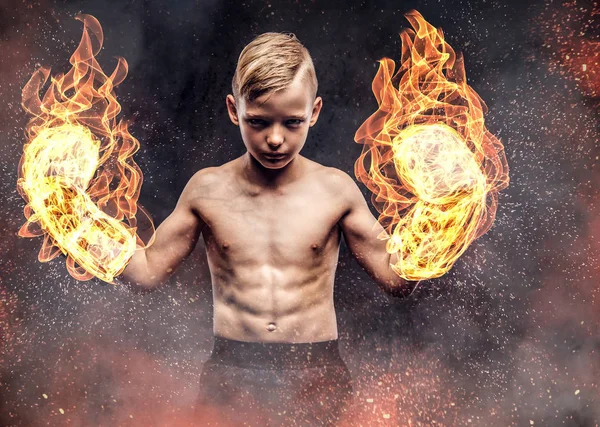 Junge Boxer Ohne Hemd Mit Brennenden Boxhandschuhen Posieren Auf Dunklem — Stockfoto