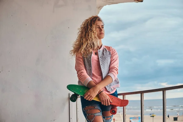 Jovem Encantadora Com Cabelo Loiro Vestido Com Uma Jaqueta Rosa — Fotografia de Stock