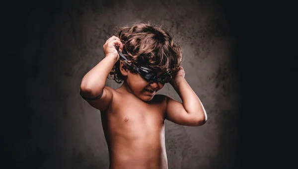 Bonito Menino Sem Camisa Coloca Óculos Natação Posando Estúdio Isolado — Fotografia de Stock