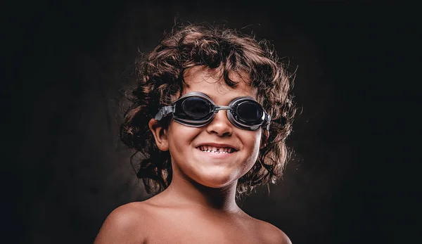 Menino Sem Camisa Sorridente Óculos Natação Posando Estúdio Isolado Fundo — Fotografia de Stock