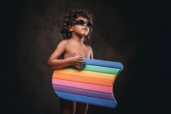 Lindo Niño Sin Camisa Lleva Gafas Natación Sostiene Patinete Estudio —  Fotos de Stock