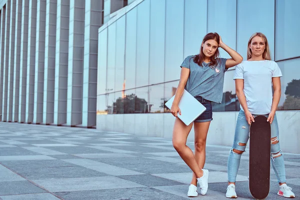 Dos Encantadoras Chicas Hipster Posando Con Monopatín Portátil Sobre Fondo —  Fotos de Stock