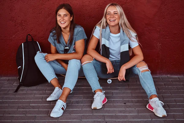 Retrato Dos Chicas Hipster Riendo Sentadas Juntas Monopatín Apoyadas Una —  Fotos de Stock