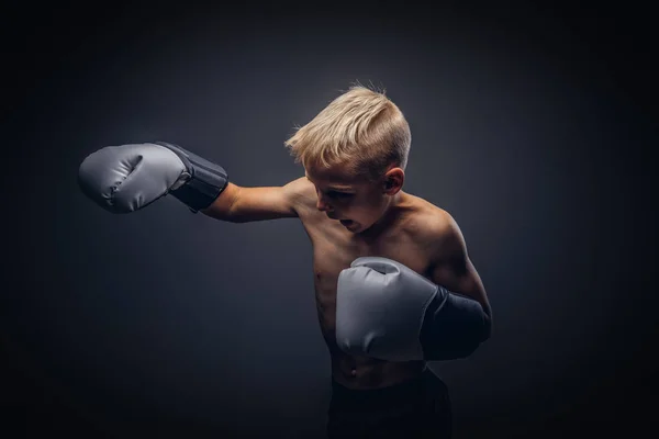 Shirtless giovane pugile con i capelli biondi indossa guanti da boxe mostra un gancio da boxe . — Foto Stock