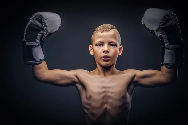 ボクシング グローブ スタジオでポーズで上半身裸の少年ボクサー. — ストック写真