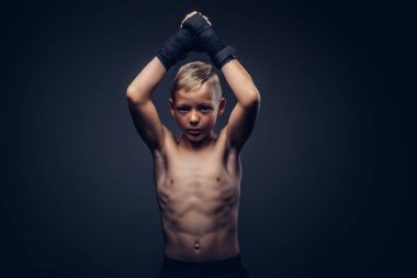 Gömleksiz delikanlı boksör bir stüdyoda poz spor eldivenler.