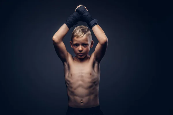 Giovane ragazzo boxer senza maglietta indossa guanti sportivi in posa in uno studio . — Foto Stock
