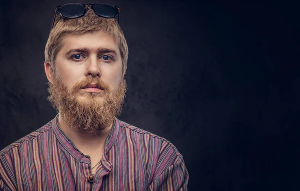 Крупним планом портрет красивого бородатого чоловіка в старомодній сорочці на темному тлі . — стокове фото