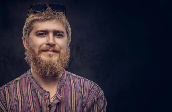 Крупним планом портрет усміхненого красивого бородатого чоловіка в старомодній сорочці на темному тлі . — стокове фото
