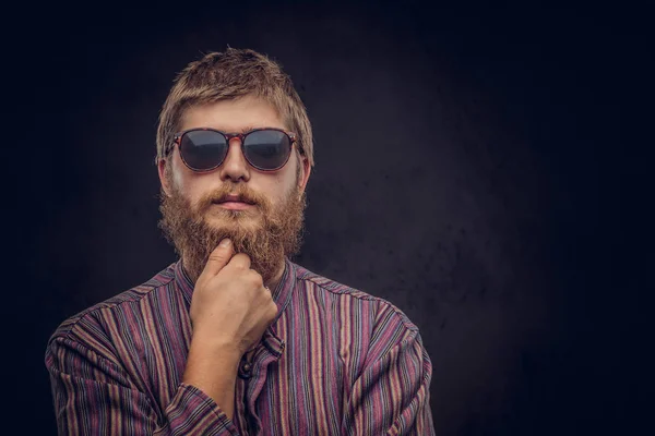 Retrato Cerca Tipo Pelirrojo Barbudo Pensativo Con Gafas Sol Vestidas — Foto de Stock