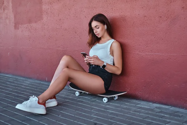 Porträtt Sensuell Hipster Som Sitter Skateboard Med Smartphone Och Lyssna — Stockfoto