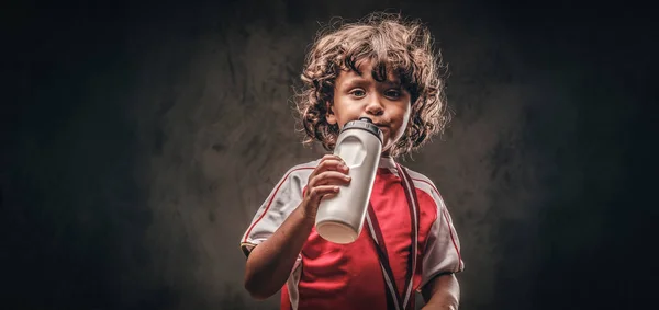 Menino Campeão Fato Desportivo Com Uma Medalha Ouro Beber Água — Fotografia de Stock