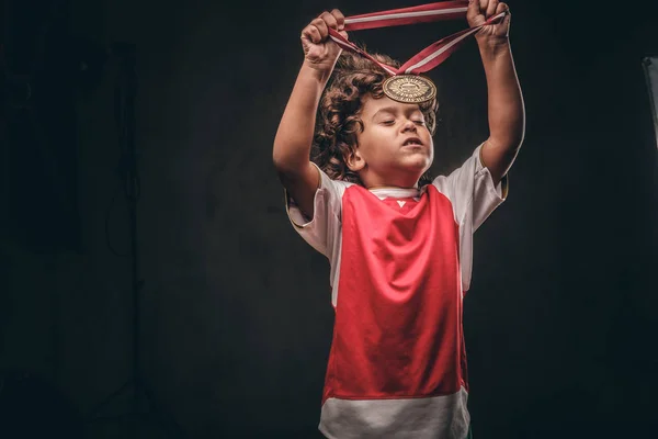 Söt Liten Champion Pojke Sportkläder Sätter Guldmedaljen Isolerad Den Mörka — Stockfoto