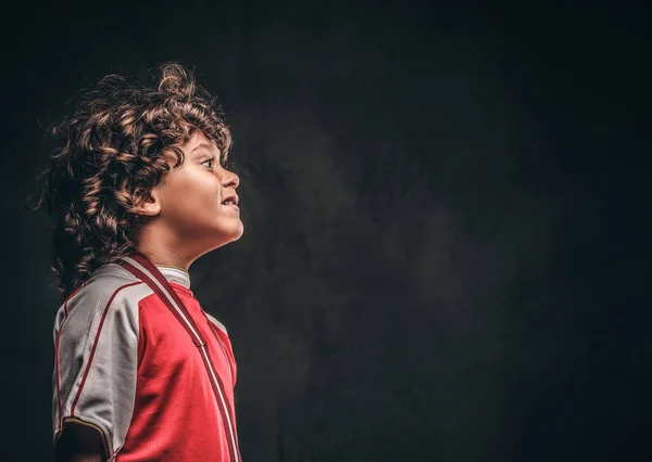 Profiel Van Een Schattige Kleine Kampioen Jongen Sportkleding Met Gouden — Stockfoto