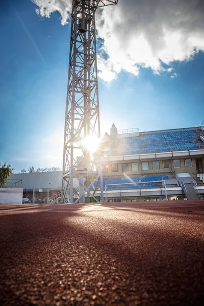 Estadio de atletismo vacío con pista roja . — Foto de Stock