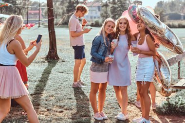 Neşeli kız birlikte piknik partide açık fotoğraflandı. Bir Doğum günü kutlamaları park açık sahne.