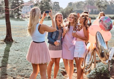 Neşeli kız birlikte piknik partide açık fotoğraflandı. Bir Doğum günü kutlamaları park açık sahne.