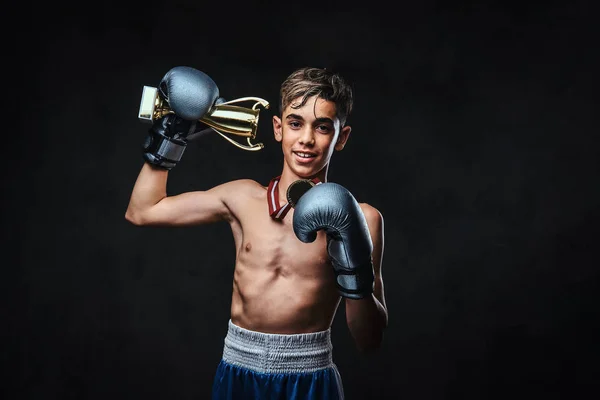 Gioioso Giovane Campione Pugile Senza Maglietta Indossa Guanti Tiene Una — Foto Stock