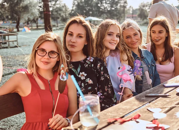 Ομάδα ευτυχισμένος φίλες κάθονται στο τραπέζι μαζί γιορτάζουν γενέθλια στο υπαίθριο πάρκο. — Φωτογραφία Αρχείου