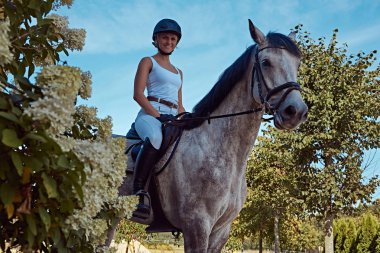 Alaca gri ata çiçekli bahçe yürüme kadın jokey.