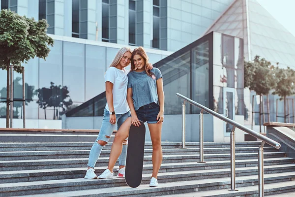 Ritratto Due Giovani Hipster Sorridenti Che Reggono Uno Skateboard Piedi — Foto Stock