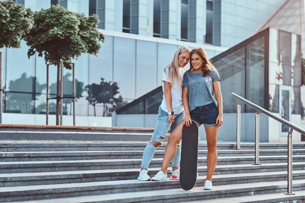 Ritratto Due Giovani Hipster Sorridenti Che Reggono Uno Skateboard Piedi — Foto Stock