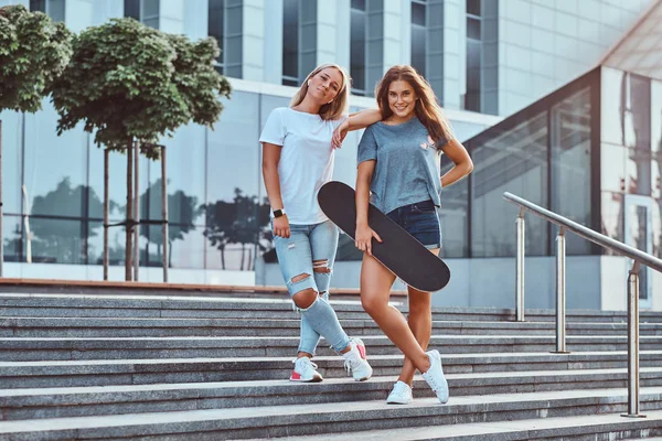 Due Belle Ragazze Hipster Piedi Gradini Con Uno Skateboard Uno — Foto Stock