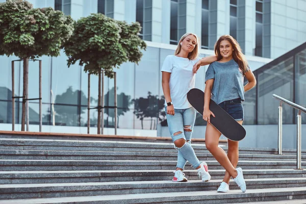 Dos Hermosas Chicas Hipster Pie Las Escaleras Con Monopatín Sobre —  Fotos de Stock